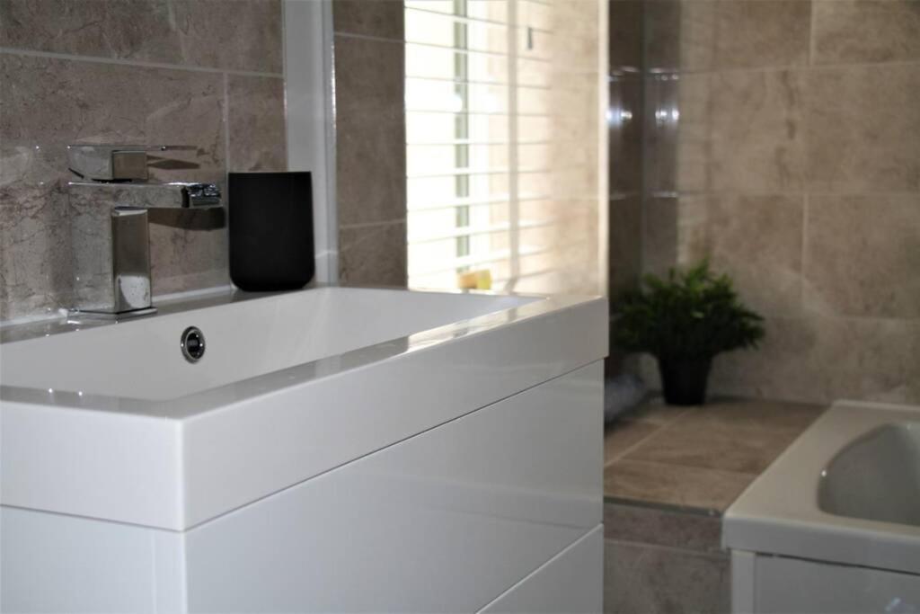 The Alvaros Apartment Southend-on-Sea Esterno foto
